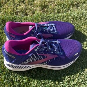 Women’s Brooks Adrenaline GTS 22 Running shoes sz 10.5